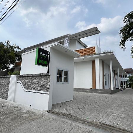 Urbanview Hotel Nimara Ngawi By Reddoorz Buitenkant foto