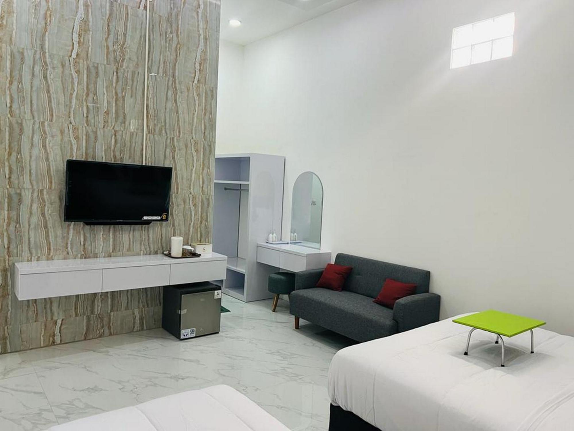 Urbanview Hotel Nimara Ngawi By Reddoorz Buitenkant foto