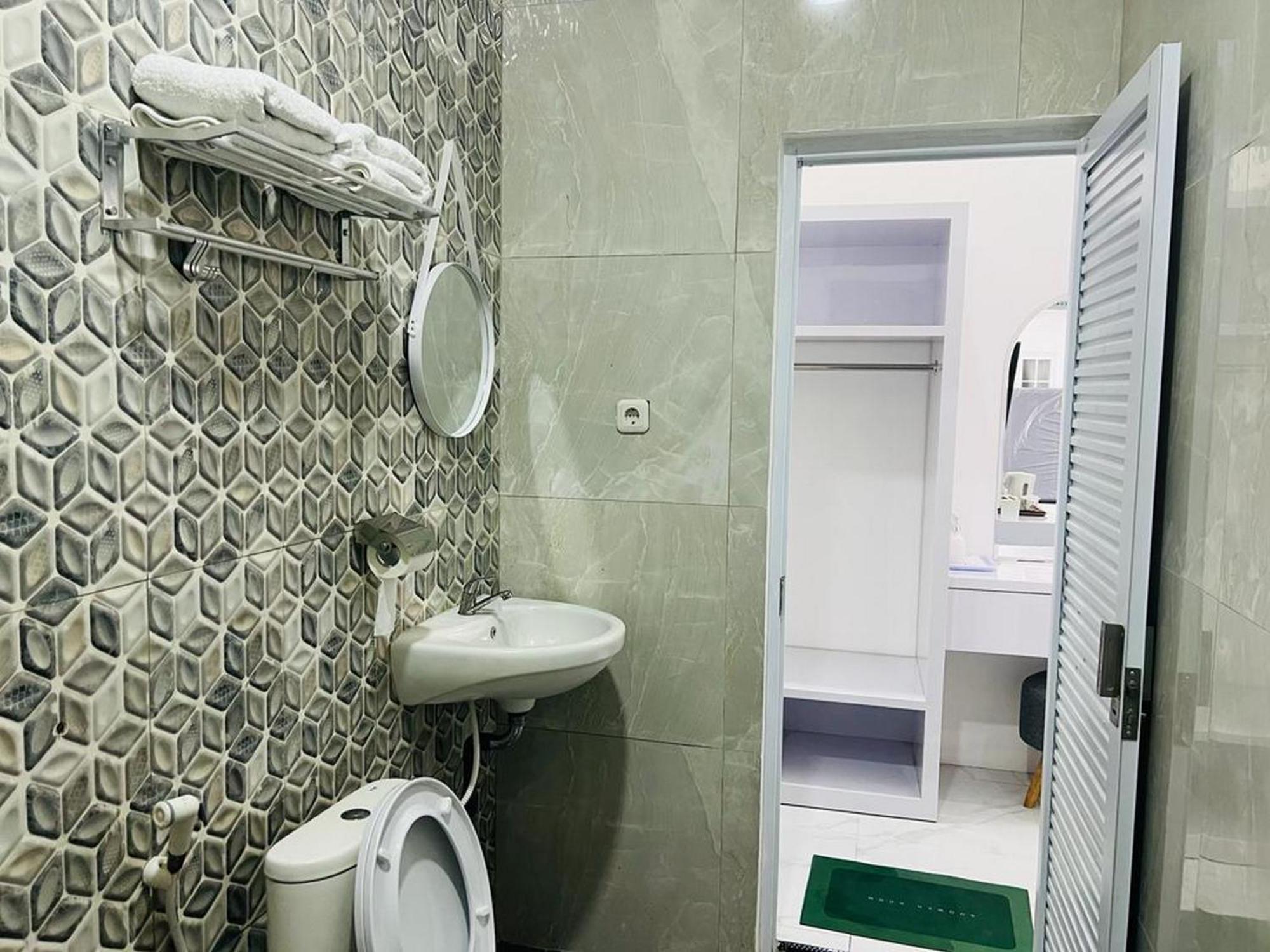 Urbanview Hotel Nimara Ngawi By Reddoorz Buitenkant foto