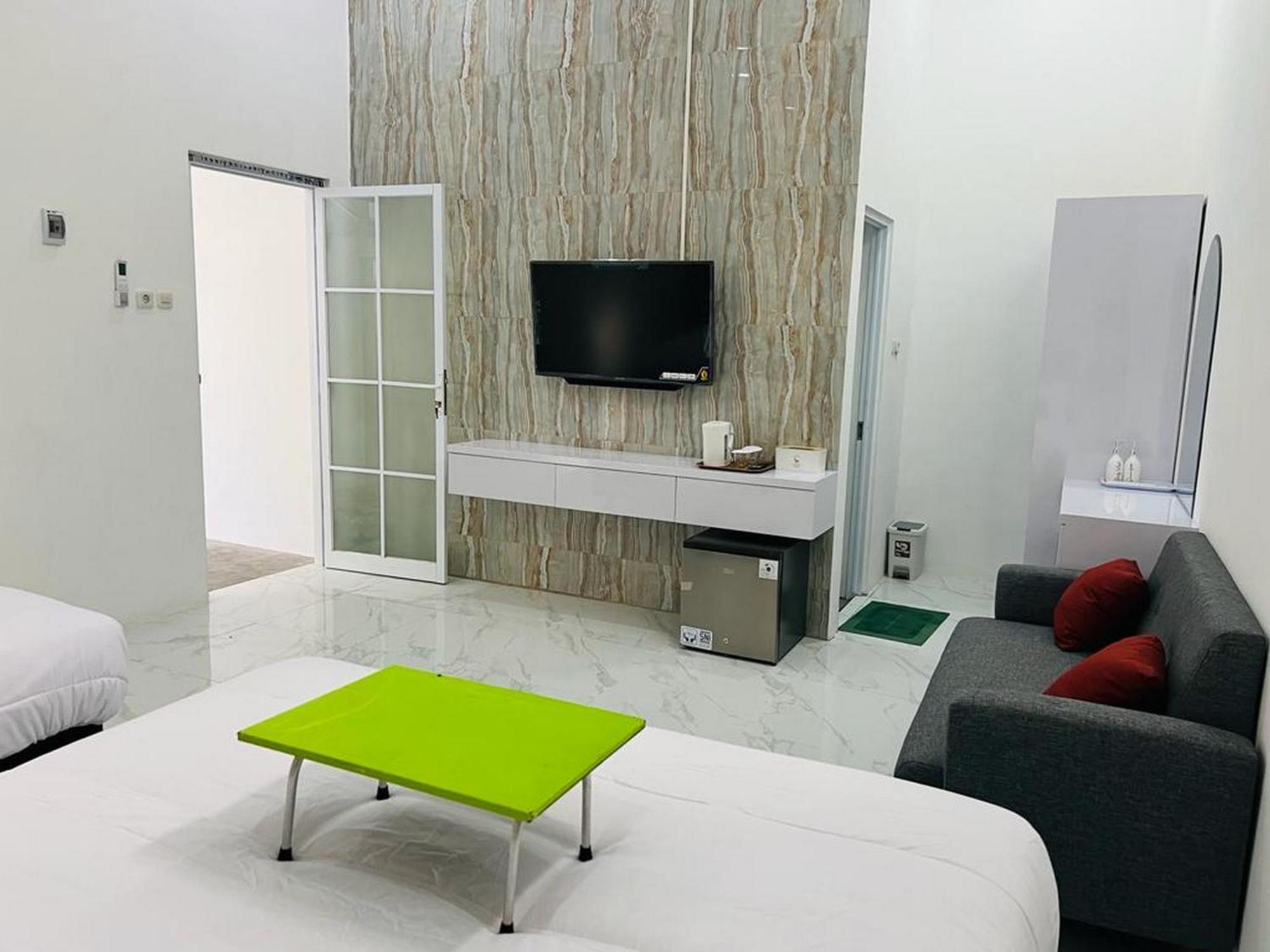 Urbanview Hotel Nimara Ngawi By Reddoorz Buitenkant foto
