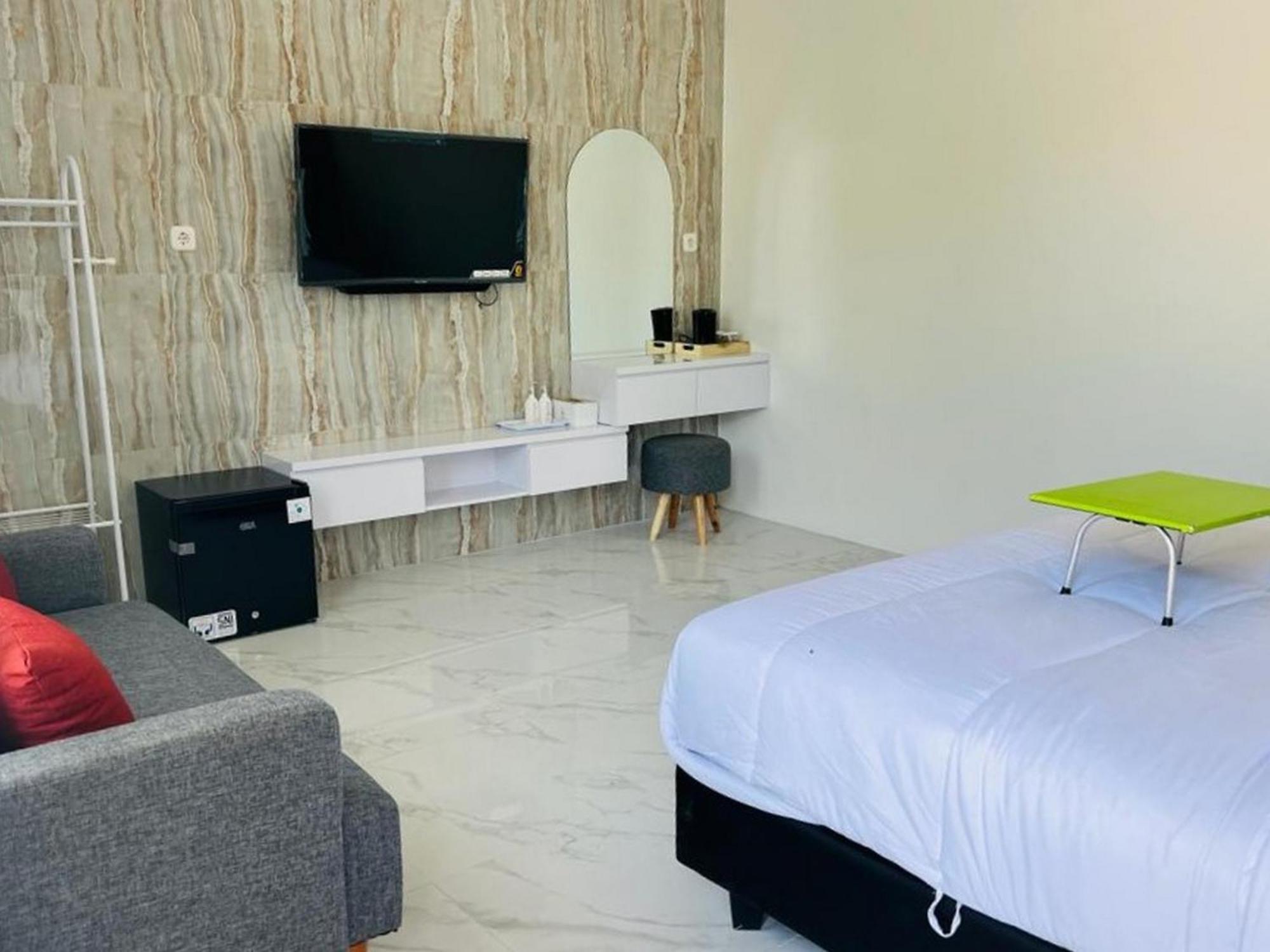 Urbanview Hotel Nimara Ngawi By Reddoorz Buitenkant foto