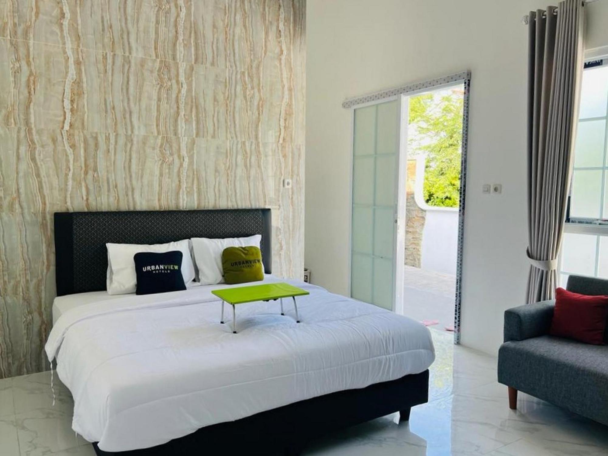 Urbanview Hotel Nimara Ngawi By Reddoorz Buitenkant foto