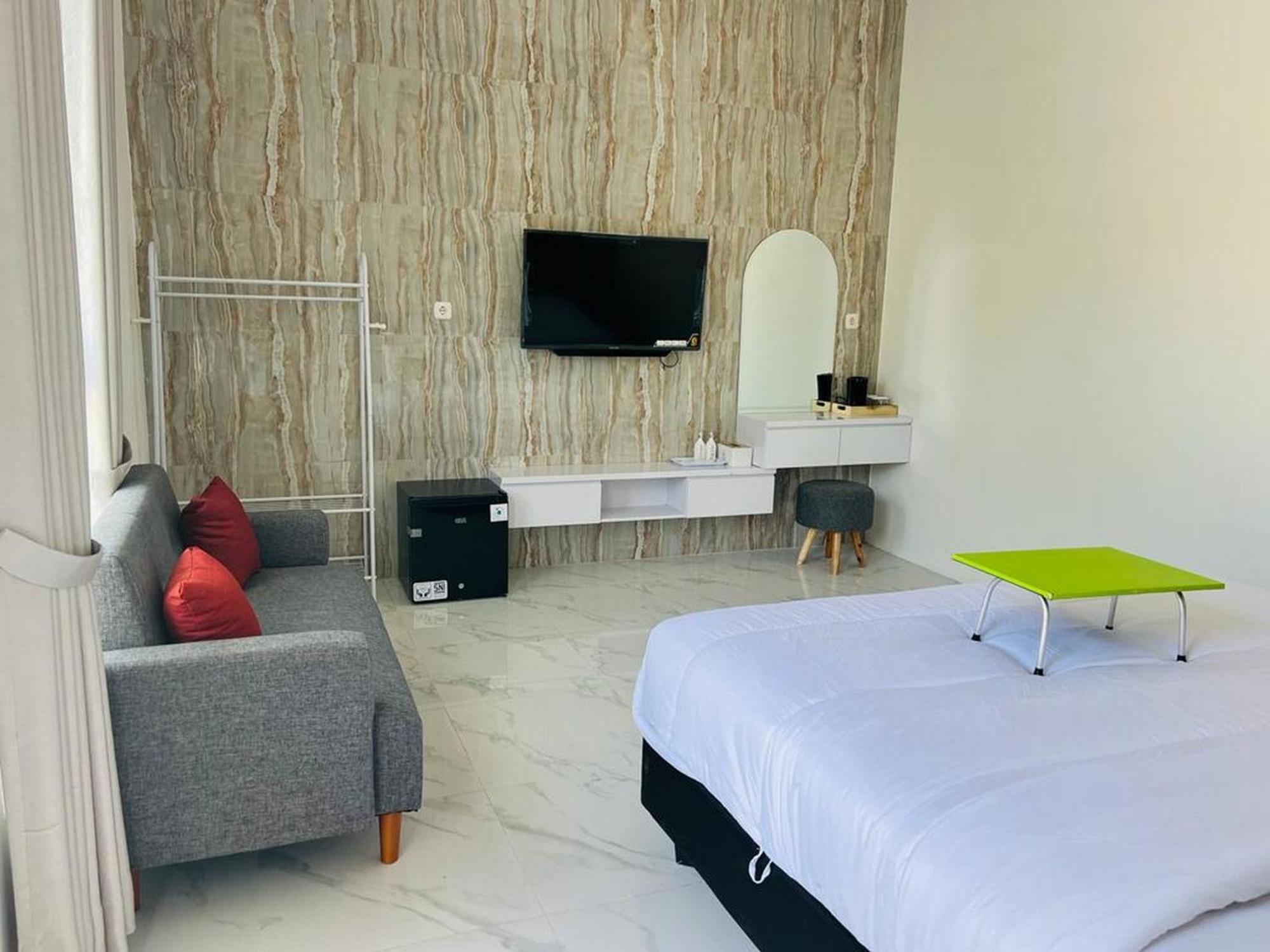 Urbanview Hotel Nimara Ngawi By Reddoorz Buitenkant foto