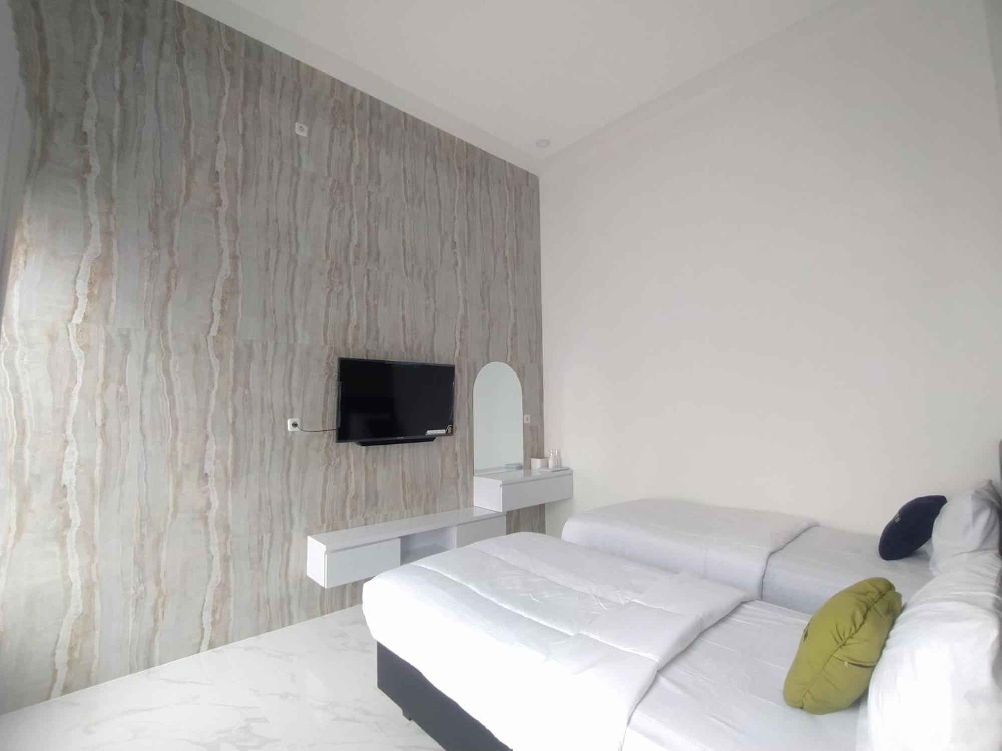 Urbanview Hotel Nimara Ngawi By Reddoorz Buitenkant foto