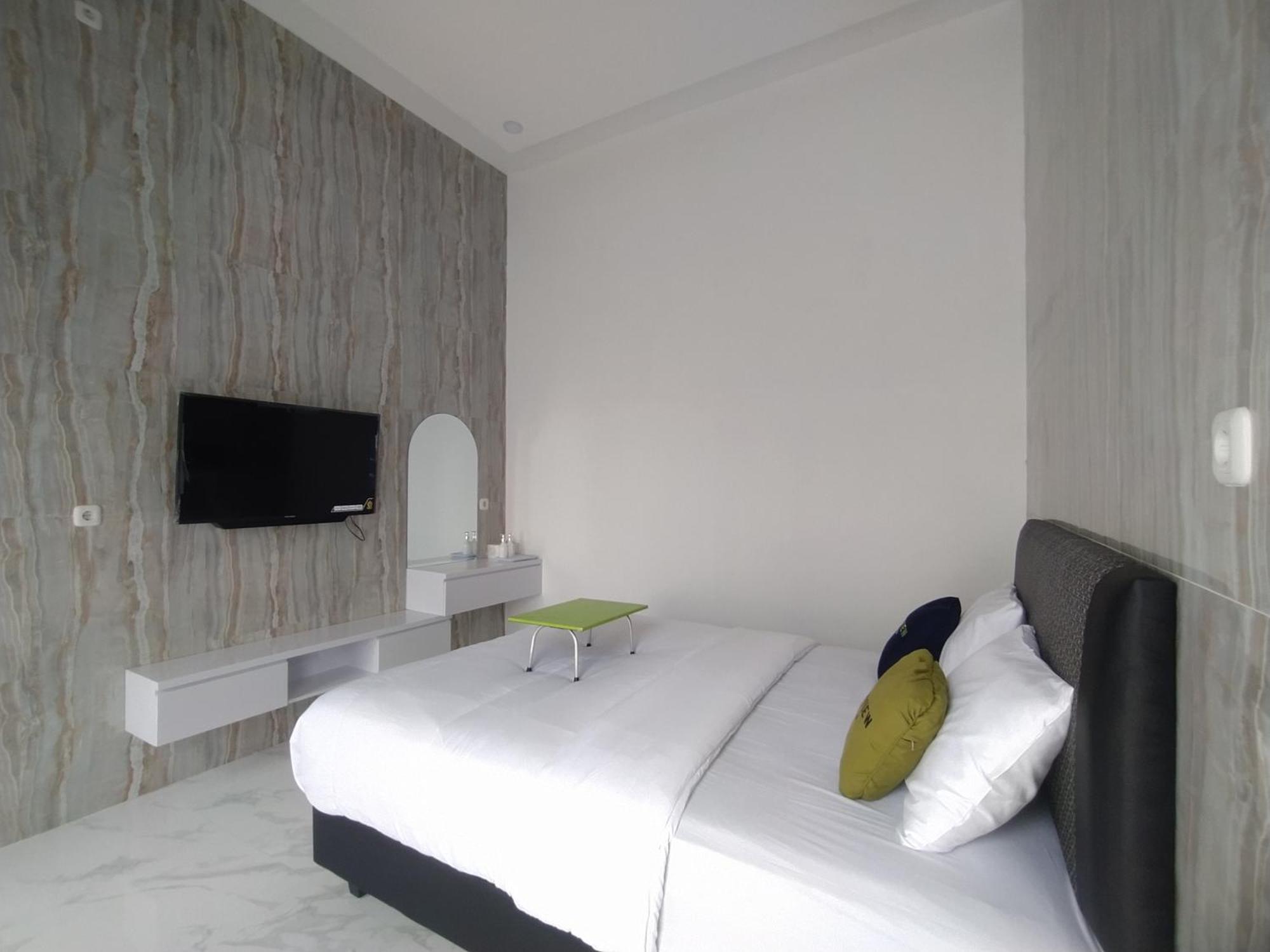 Urbanview Hotel Nimara Ngawi By Reddoorz Buitenkant foto