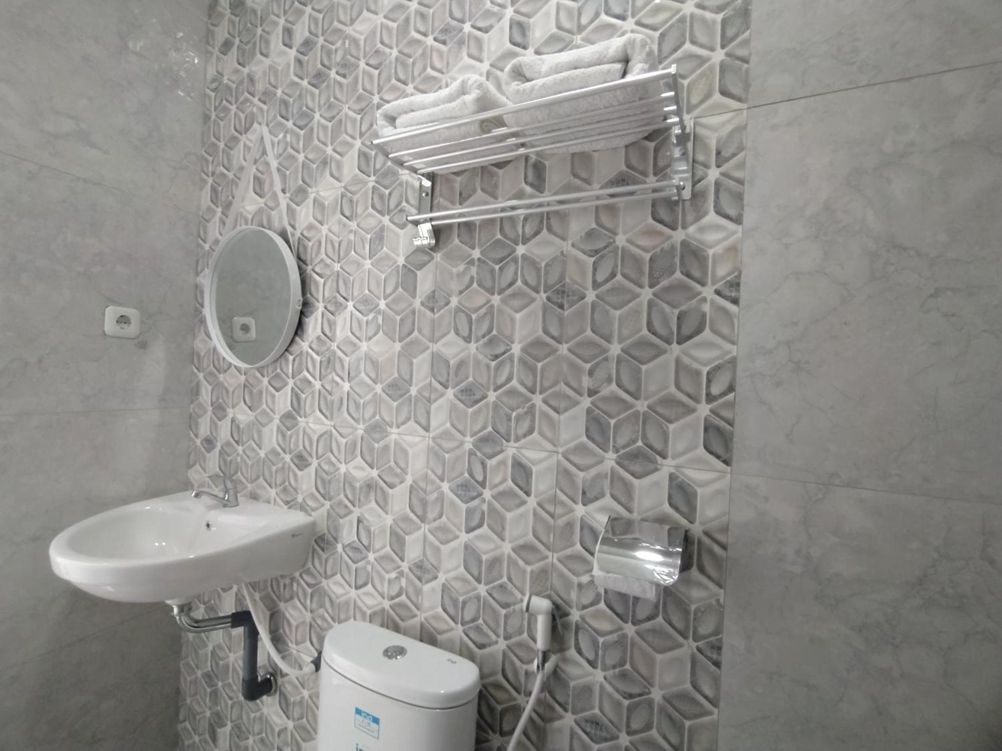 Urbanview Hotel Nimara Ngawi By Reddoorz Buitenkant foto