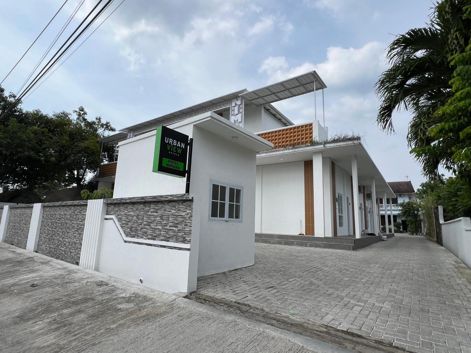 Urbanview Hotel Nimara Ngawi By Reddoorz Buitenkant foto