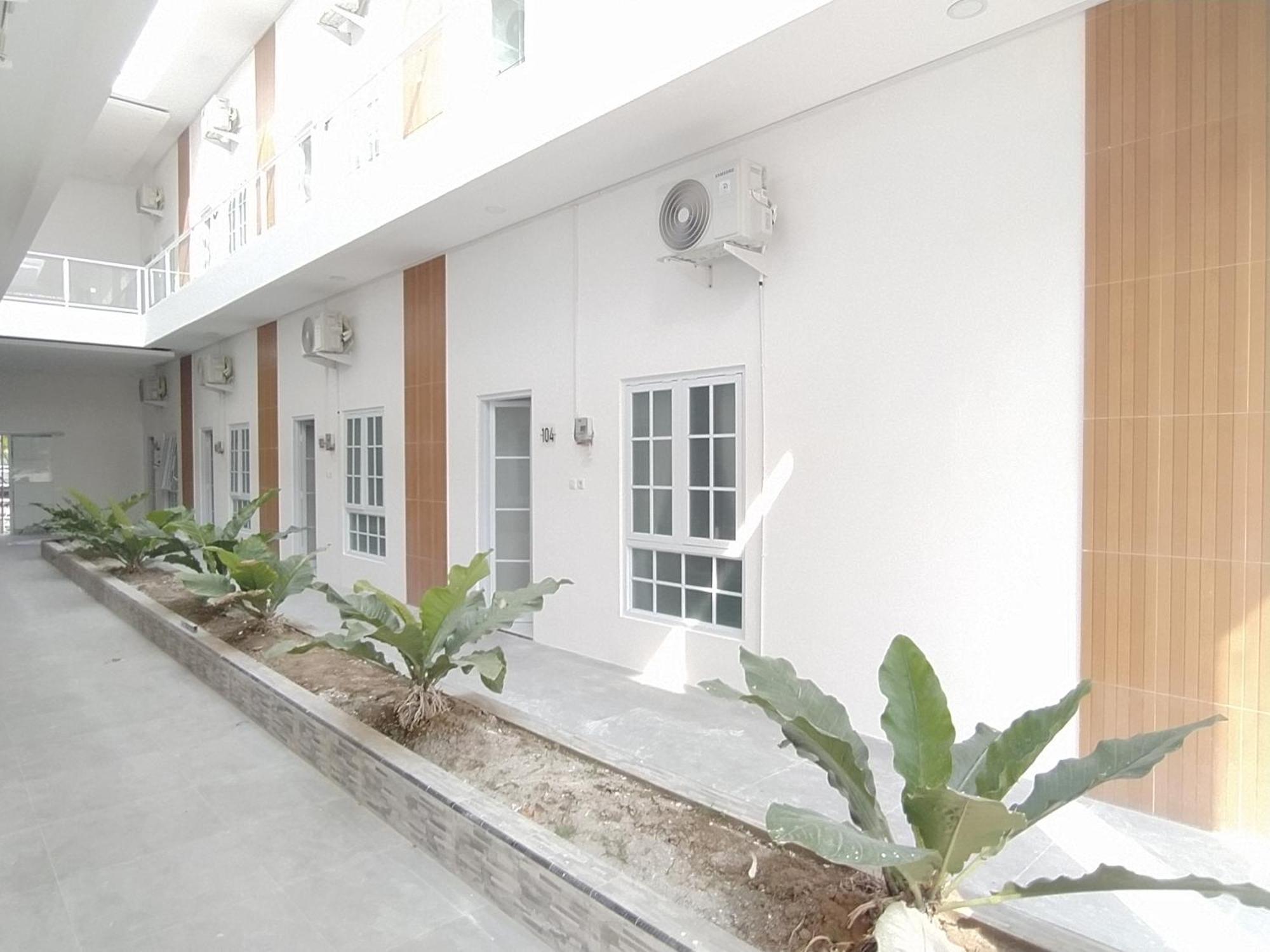 Urbanview Hotel Nimara Ngawi By Reddoorz Buitenkant foto